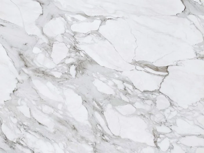 Textura de mármore branco com veios cinza, material trabalhado pela marmoaria em Cascavel